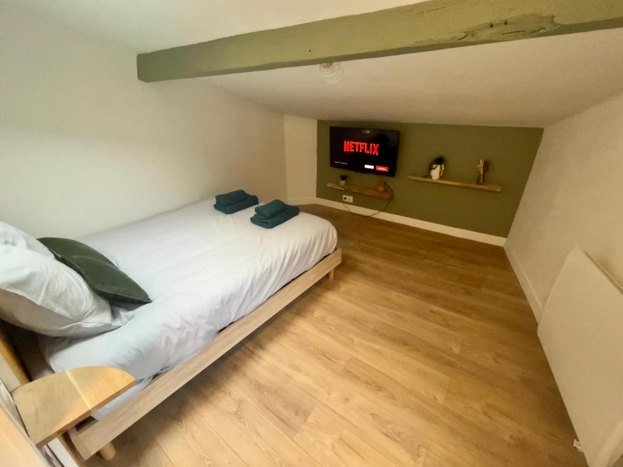 Sous Les Toits Du Parvis Apartment